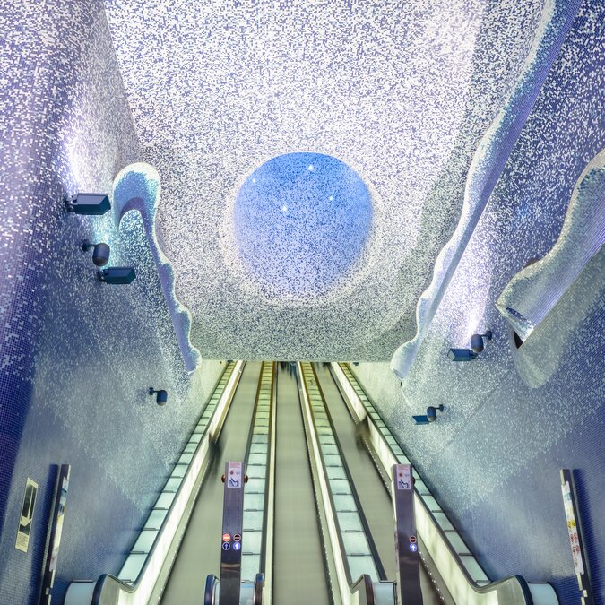 Innenansicht der Metrostation Toledo in Neapel mit zahlreichen Lichtelementen und Mosaiken | © shutterstock / 413869093