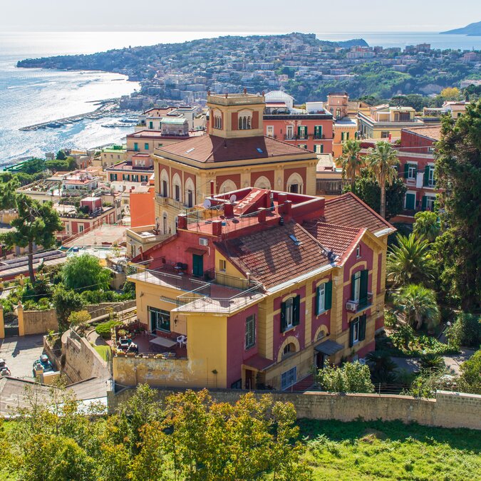 Eines der historischen Viertel von Neapel, Chiaia zeigt eine wunderbare Architektur und Luxusresidenzen wie hier den Stadtteil von der Festung Certosa | © shutterstock / 1867712125