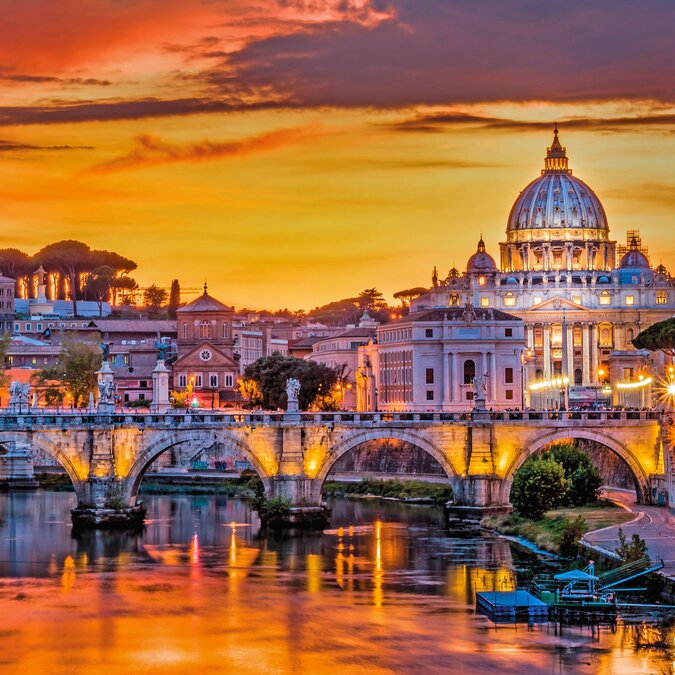 St Peter's Basilica and Ponte Vittorio Emanuele II bridge | © Shutterstock 781216627