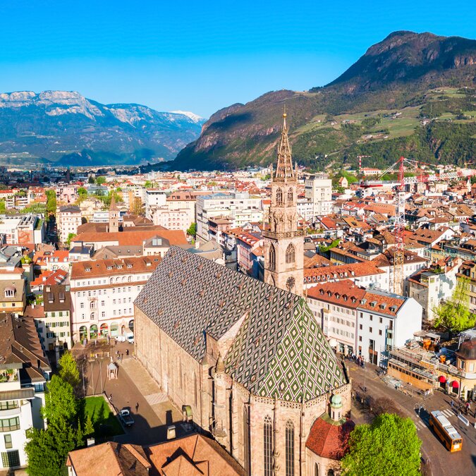 Aerial view of Bolzano with the church in the foreground | © shutterstock / 1924100255