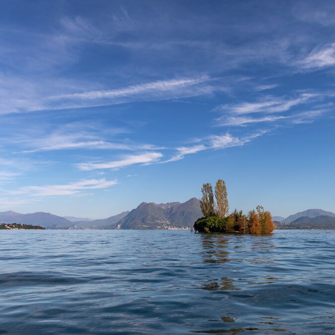 The Scoglio della Malghera, also known as the Island of Lovers, Borromean Islands, Lake Maggiore, Northern Italy | © shutterstock / 2591700125