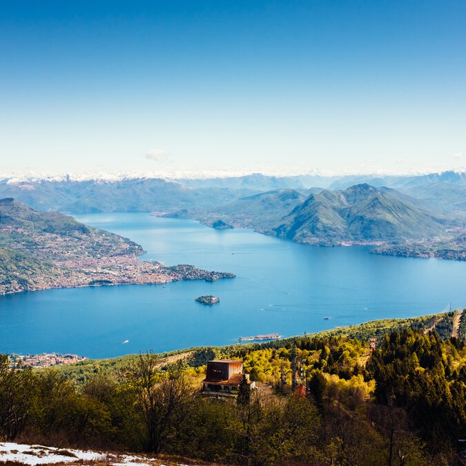 Panorama of Lake Maggiore from Mottarone, Stresa, Piedmont, Italy | © shutterstock / 1045572391