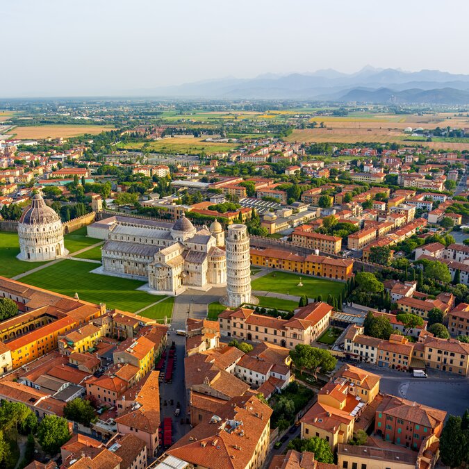 Luftaufnahme von Pisa mit dem Dom und schiefem Turm im Zentrum | © shutterstock / 2543578805