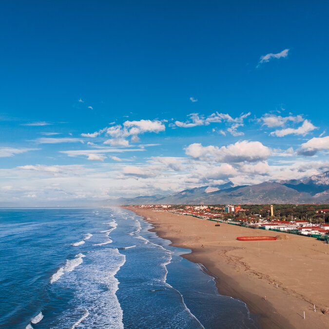 Aerial view of the sea and the stretch of beach at Viareggio | © shutterstock / 1246860151