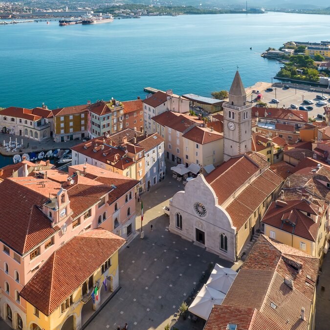 Luftaufnahme der Altstadt von Muggia, mit Hauptplatz, Kathedrale und Schloss Muggia | © Shutterstock 2589268213
