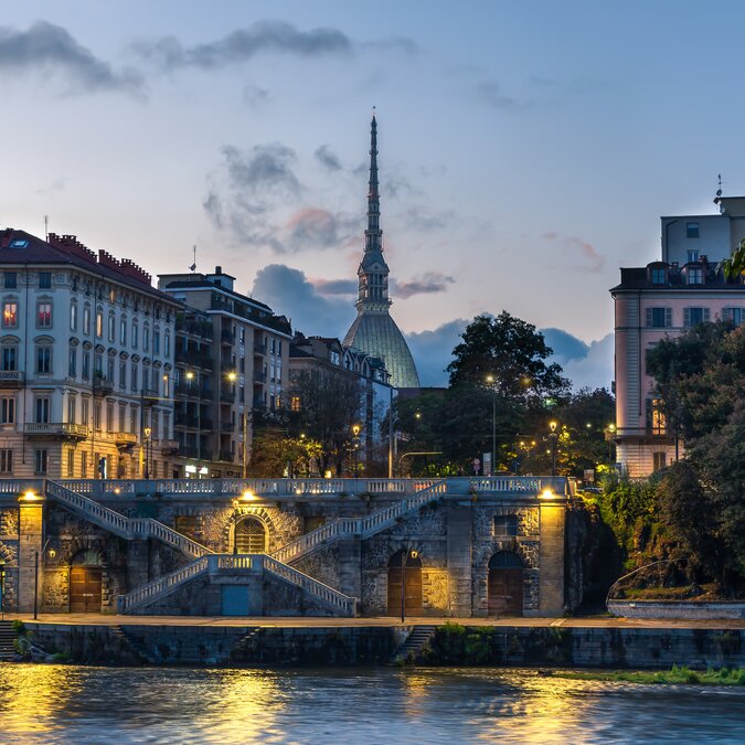 Houses along the Po river at night in Turin | © shutterstock / 1535150561
