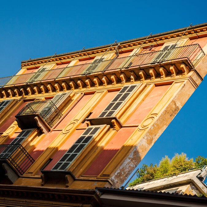 Very narrow yellow house near Turin | © shutterstock / 2586547667