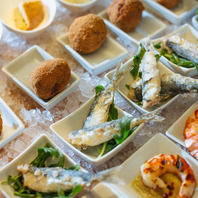 Venetian Zichetti polpette, anchovy in saor and prawns with polenta | © Shutterstock 2159667185