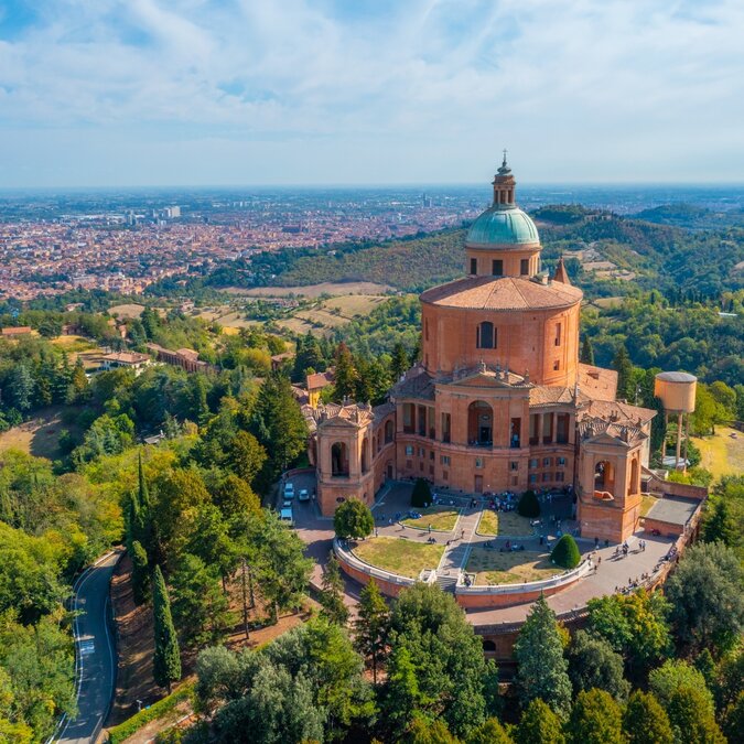 Pilgrimage church Madonna di San Luca in Bologna, Italy | © shutterstock_2342943221