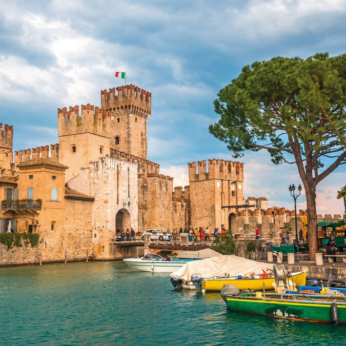 Castle of Limone Sul Garda | © shutterstock / 1329035483