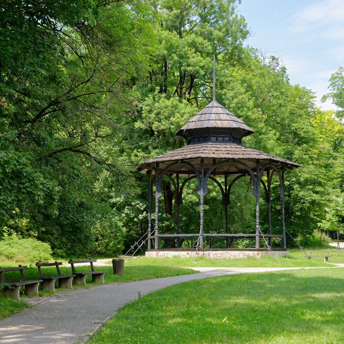 Wooden gazebo and benches in Tuskanac Park, Zagreb, Croatia | © shutterstock_2316057353