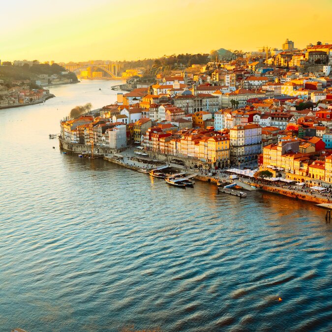 Altstadt von Porto am Douro bei Sonnenuntergang | © shutterstock_2517844499