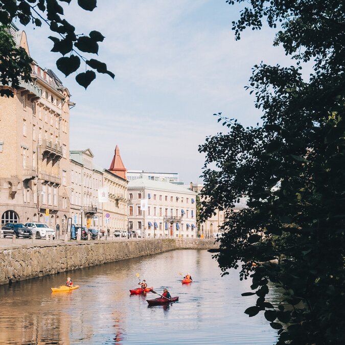 Kayaking on the water canals between the houses in Gothenburg  | © 	 shutterstock / 25281742