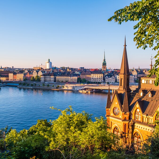 View of the Stockholm skyline and the sea in front of it from Monteliusvägen | © shutterstock / 2006407697