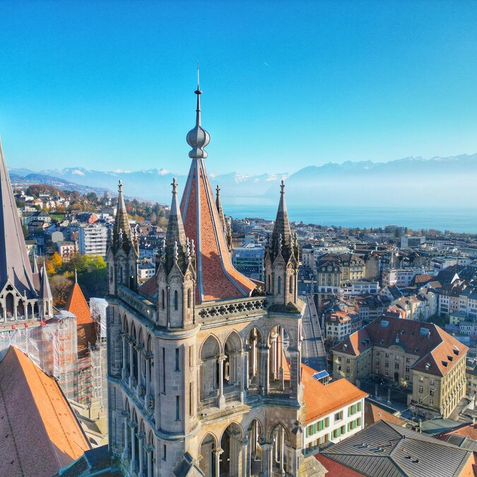 View over the top of the cathedral to the city below and Lake Geneva | © shutterstock / 2415664901