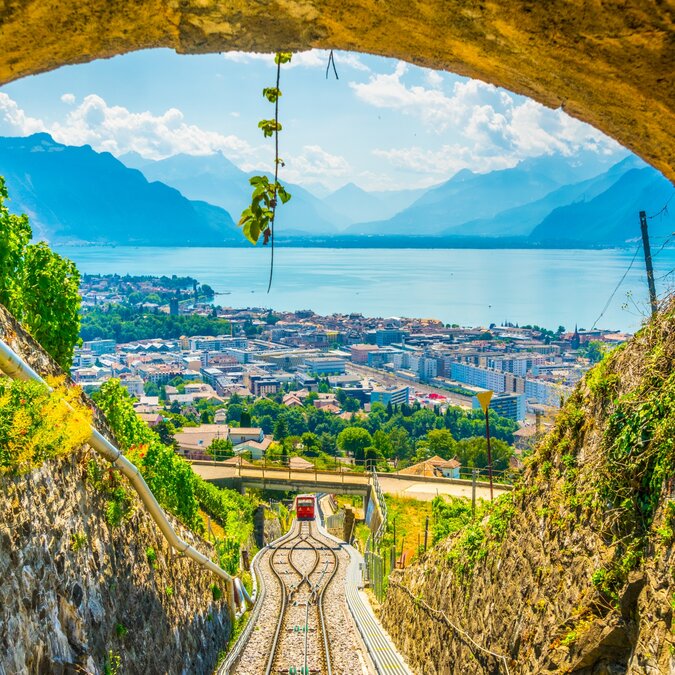 View of the city and Lake Geneva beyond from the funicular railway tracks | © shutterstock /1242100312