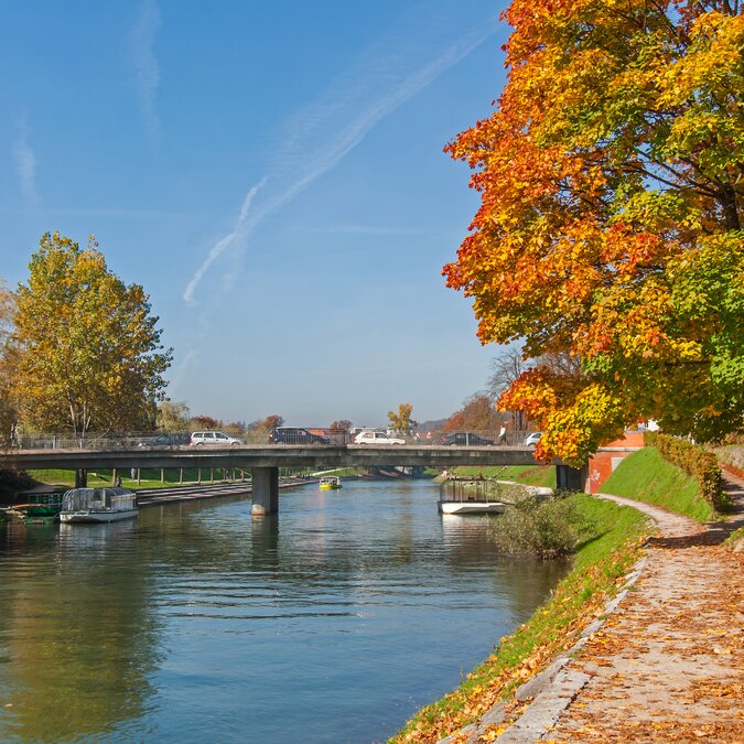 Spazierweg am Flussufer und rot gefärbte Bäume im Herbst | © shutterstock / 161871518