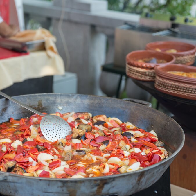 Grosse Pfanne mit Gemüse auf dem Open Kitchen Festival in Ljubljana | © shutterstock / 1081703786