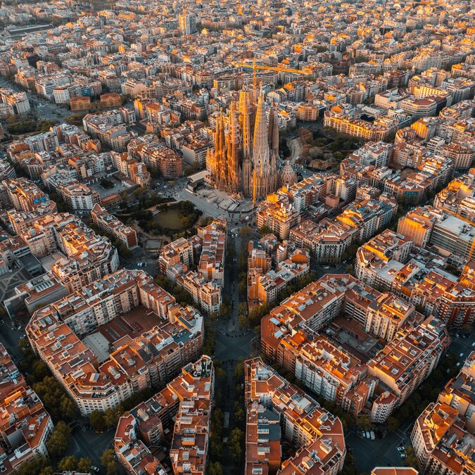 Sagrada Familia and Eixample | © Shutterstock_2165398797 Sagrada Familia and Eixample | © Shutterstock_2165398797