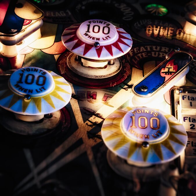 Close-up of the buttons on a pinball machine | © shutterstock / 573557728