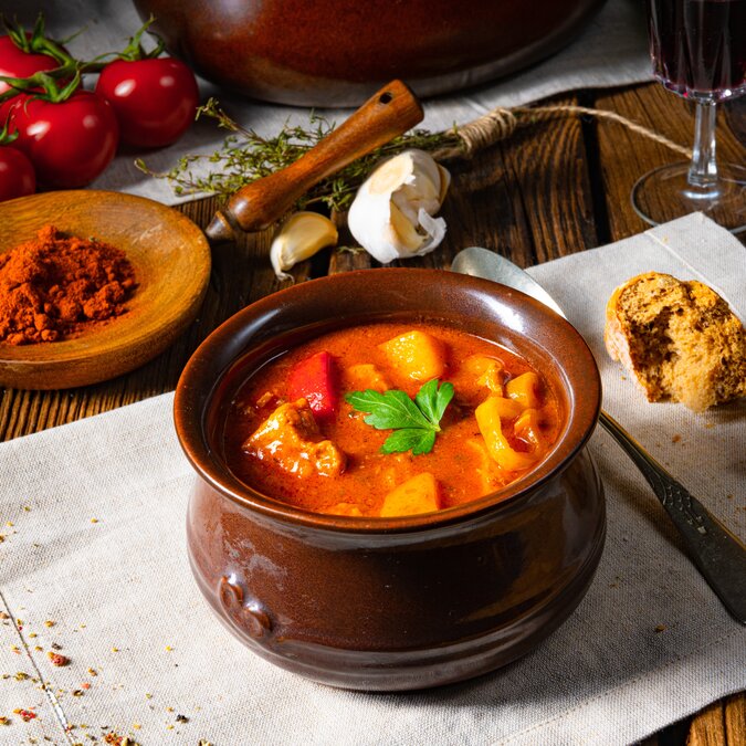 Plate with Hungarian goulash soup | © shutterstock / 2091188365